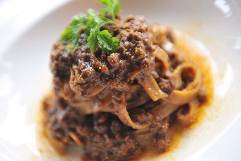 Pasta con farina di castagna e carne di selvaggina