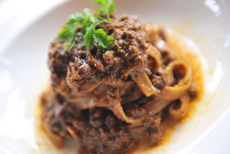 Pasta con farina di castagna e carne di selvaggina